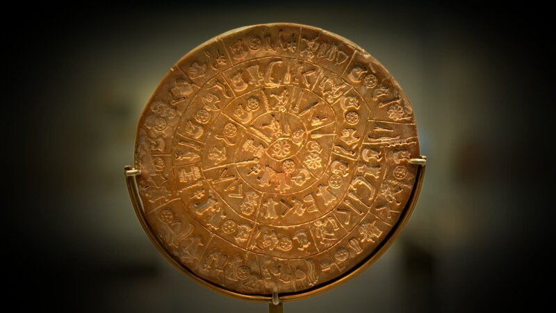 Der „Diskos von Phaistos“ ist offiziell das älteste Schriftzeugnis Europas. Manche halten es für die Botschaft von Aliens, andere für eine raffinierte Fälschung. – Bild: Sky