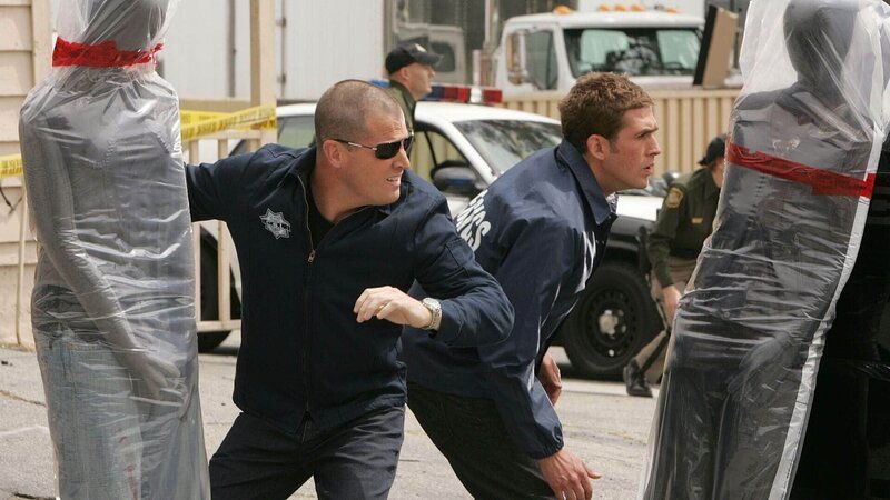 Die CSIler Nick Stokes (George Eads, li.) und Greg Sanders (Eric Szmanda) geraten bei ihren Ermittlungen in einem Mordfall in die Schusslinie einer brutalen Biker-Gang. – Bild: MG RTL D /​ Guido Engels