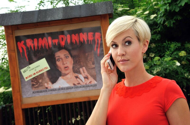 Klara (Wolke Hegenbarth) will mit Kleinert zum Krimi-Dinner. – Bild: ARD/​Hardy Spitz
