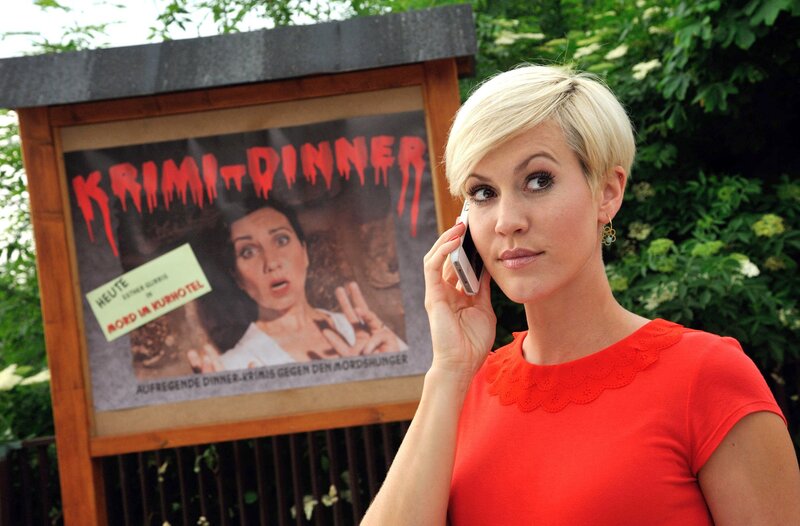 Klara (Wolke Hegenbarth) will mit Kleinert zum Krimi-Dinner. – Bild: ARD/​Hardy Spitz