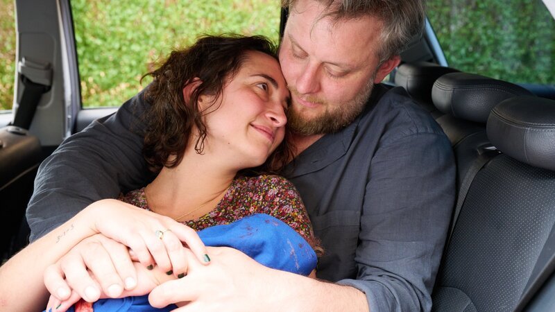 Ein Wunder mitten im Verkehrschaos! Trotz aller Hindernisse kommt die kleine Greta im Stau auf die Welt gekommen. Zeynep (Miriam Ohlmeyer) und Max (Fatoni) sind glücklich und erleichtert. – Bild: ZDF