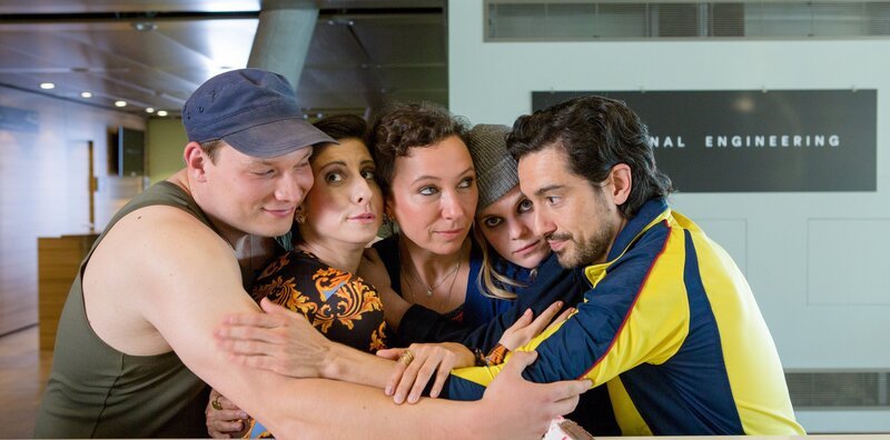 (v. l. n. r. Manuel Safcuic, Zeynep Buyraç, Ursula Strauss, Lilian Jane Gartner, Stefano Bernardin) – Bild: WDR/​ORF