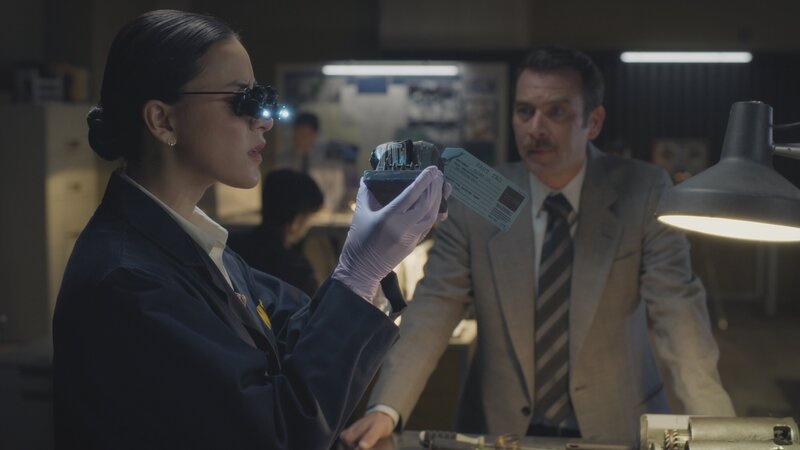 REENACTMENT – Ermittler untersuchen eine stark beschädigte Schalteinheit von Air Illinois 710, um festzustellen, warum einer der Generatoren an Bord des Flugzeugs ausgefallen ist. – Bild: Darren Goldstein /​ Cineflix