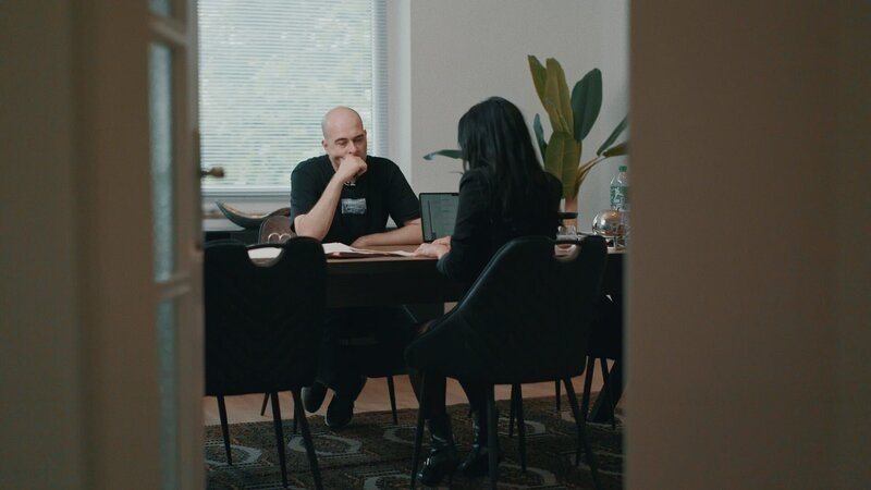 Pantea Farahzadi ist eine der wenigen Strafverteidigerinnen in Deutschland. Sie vertritt ihren Mandanten vor Gericht. War es Notwehr oder Totschlag? – Bild: ZDF