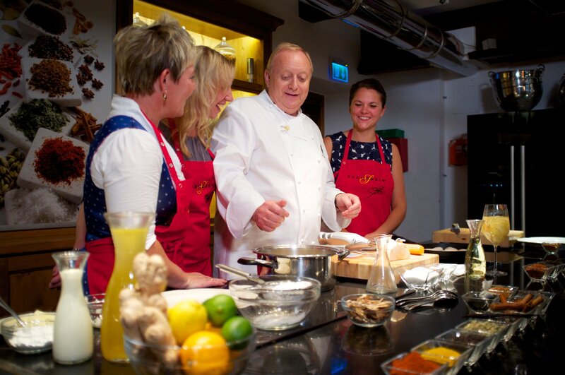Mit Alfons Schuhbeck kochen die Landfrauen die Siegergerichte nach. Im Bild – von links: Gerlinde Schreyer, Barbara Birkholz, Starkoch Alfons Schuhbeck und Joanna Kantorowicz. – Bild: BR/​megaherz gmbh/​HP Fischer
