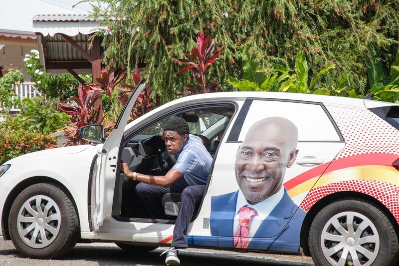 Als der Praktikant des Studios Benny Morgan (Ike Bennett) nachschauen soll, warum die junge Journalistin nicht zur Arbeit erschienen ist, macht er eine schreckliche Entdeckung. – Bild: ORF/​BBC/​Red Planet Pictures/​Denis Guyenon