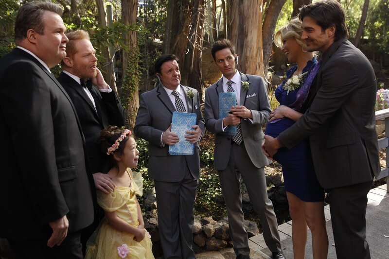 L-R: Cameron Tucker (Eric Stonestreet), Mitchell Pritchett (Jesse Tyler Ferguson), Lily Tucker-Pritchett (Aubrey Anderson-Emmons), Pepper Saltzman (Nathan Lane), Ronaldo (Christian Barillas), Sal (Elizabeth Banks), Eddie (Michael Rupnow) – Bild: Hopper Stone