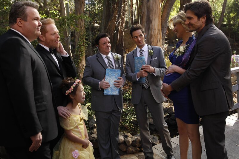 L-R: Cameron Tucker (Eric Stonestreet), Mitchell Pritchett (Jesse Tyler Ferguson), Lily Tucker-Pritchett (Aubrey Anderson-Emmons), Pepper Saltzman (Nathan Lane), Ronaldo (Christian Barillas), Sal (Elizabeth Banks), Eddie (Michael Rupnow) – Bild: Hopper Stone