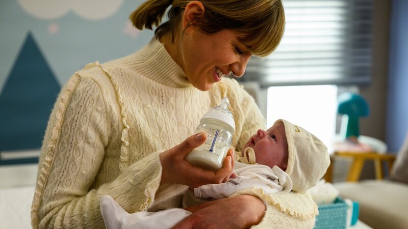 Rike (Isabell Horn) kümmert sich liebevoll um den kleinen Luis (Komparse), der in der Nacht in der Babyklappe gelegt wurde. – Bild: ZDF