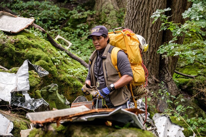 Lincoln, Ontario – Ony Wibowo (played by Xavier de Guzman) sorts through the debris from the Sukhoi Superjet wreckage on Mount Salak, Indonesia. – Bild: The National Geographic Channel