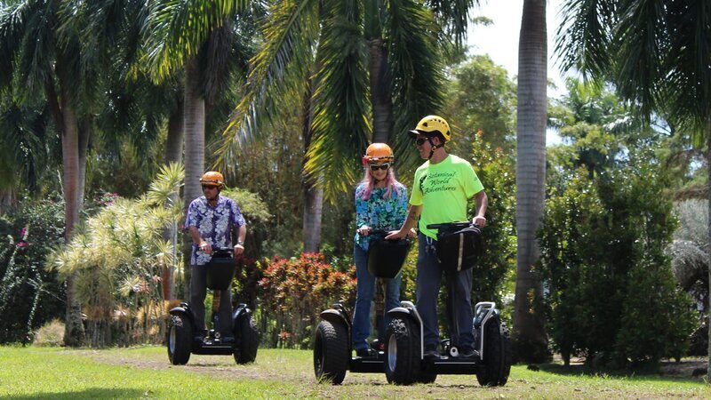 Home buyers Denise Norrisi (R) & Brian Norrisi (L) riding on segways as seen on Hawaii Hunters (action) – Bild: Scripps