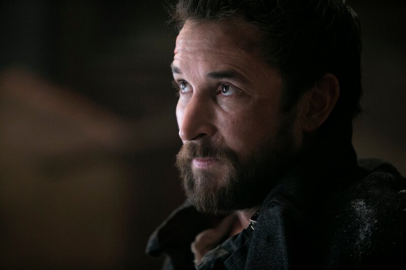 Wird Tom (Noah Wyle) wichtige Informationen preisgeben, um Anne, seine Tochter und sich zu retten? – Bild: Turner /​ TURNER BROADCASTING SYSTEM, INC.