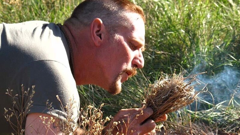 Dave Canterbury trying to start a fire in Tonto National Forest, Arizona. – Bild: Discovery Communications /​ Josh Penchina
