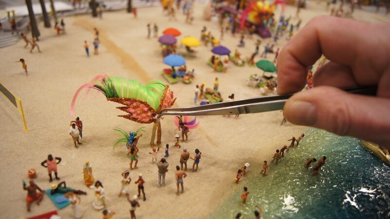 Der Bauabschnitt Rio de Janeiro, das neueste Wunderland-Juwel, befindet sich auf der Zielgeraden. Die Modellbauer müssen den Stränden brasilianisches Flair verleihen. – Bild: RTL /​ SPIEGEL TV