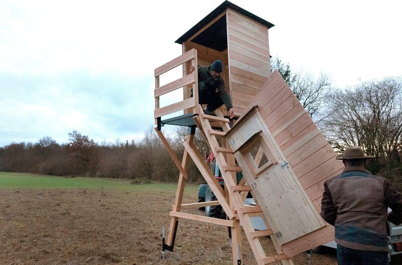 Armin Ehinger hat das Dach mit Teichfolie ummantelt, so ist es langlebiger. Als letztes Element wird die Tür an der Kanzel montiert. – Bild: SWR