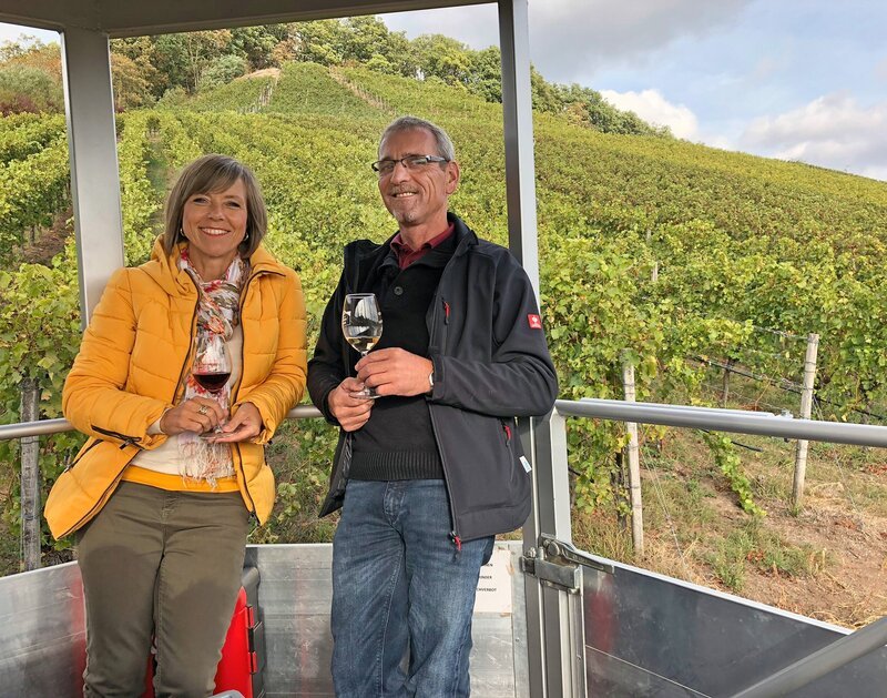 Moderatorin Annette Krause mit Rainer Lang, Vorstandsvorsitzender der Weingärtner Stromberg-Zabergäu. – Bild: SWR/​Kerstin Raddatz