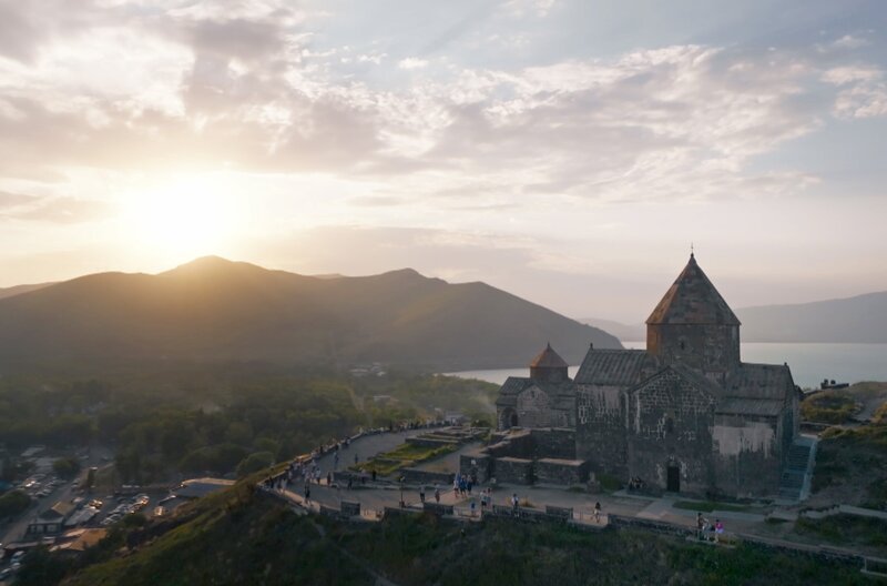 Es ist eines der bekanntesten armenischen Postkartenmotive: das Kloster Sewanawank auf der Sewanhalbinsel. – Bild: Kinescope Film Es ist eines der bekanntesten armenischen Postkartenmotive: das Kloster Sewanawank auf der Sewanhalbinsel. – Bild: Kinescope Film