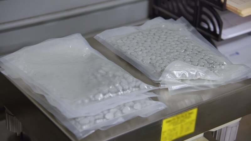 650 Gramm Ecstasy werden von der CBP in einem nach Miami verschickten Paket entdeckt. (National Geographic/​Lucky 8 TV) – Bild: Lucky 8 TV /​ National Geographic