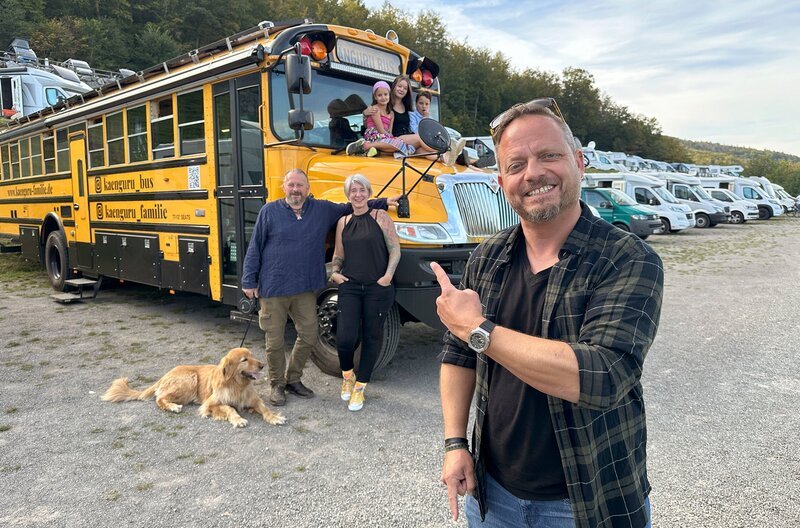 Friso Richter mit Hartmut und Jana von der Känguru Familie, vor deren umgebauten Känguru-Bus. – Bild: HR/​Lukas Lowack