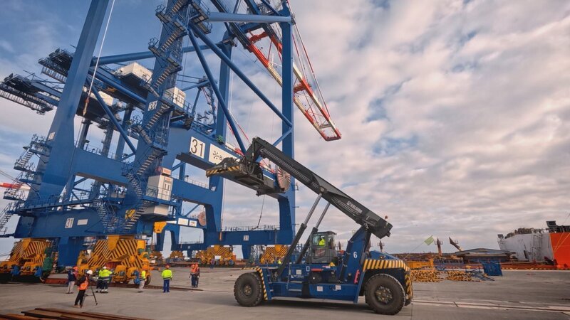 Die riesigen Gleise werden im Hafen von Danzig installiert. – Bild: National Geographic