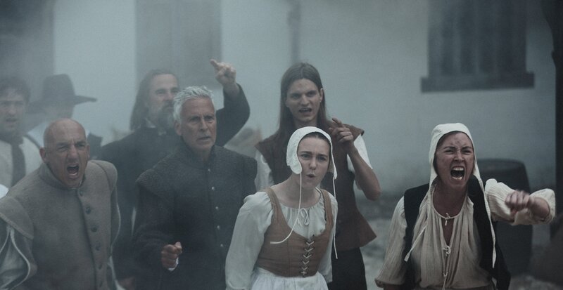 Angry villagers jeer at the accused witches as they are escorted to the gallows. (Dash Productions Services LTD/​Antoan Ivanov) – Bild: Courtesy of Disney+