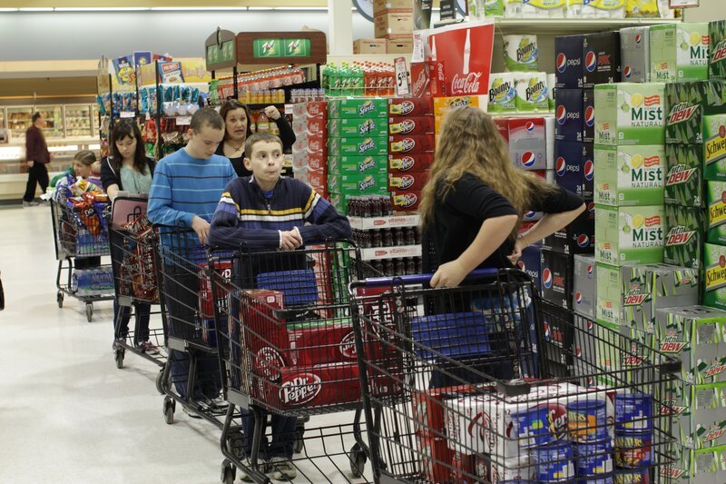 April shopping with her kids. – Bild: Discovery Networks