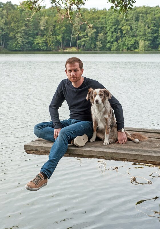 Paul (Christoph Schechinger, li.) sitzt mit Käthe (Hoonah) am Steg. – Bild: ARD Degeto/​Britta Krehl