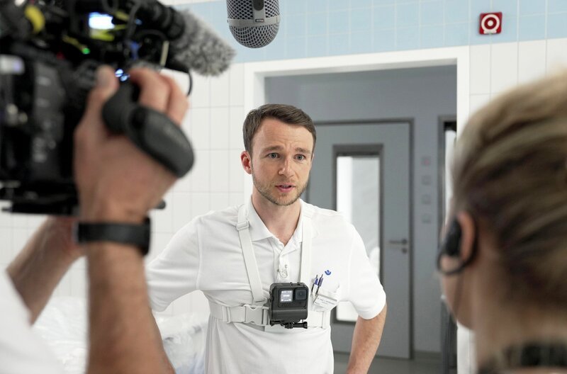 Dr. Jonas Armbruster bei Dreharbeiten in der BG Klinik Ludwigshafen. – Bild: SWR