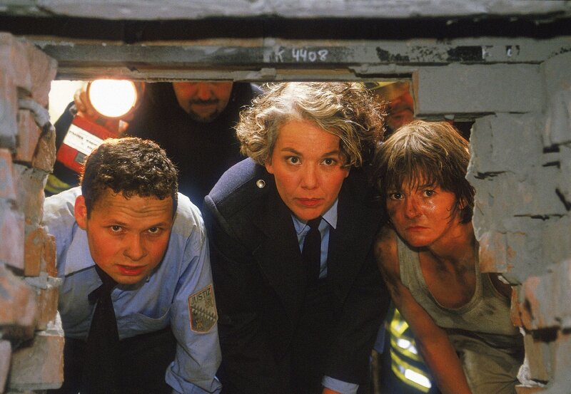 Andy (Stefan Puntigam) hat über Funk Hilfe angefordert, Birgit (Uta Prelle, Mi.) und Lizzy (Katja Schmitz) blicken entsetzt in den verschütteten Tunnel. Kommt die Hilfe für Simone und Frank noch rechtzeitig? – Bild: RTL