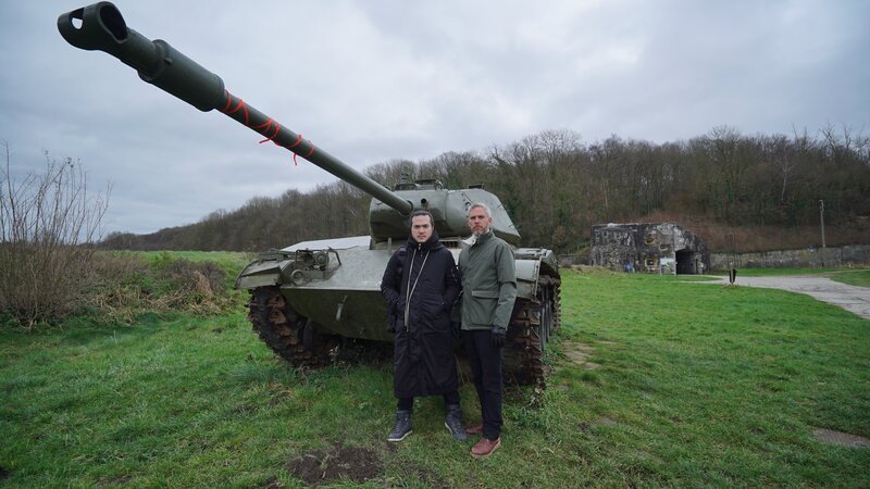 Sam Willis and Robert Joe stand in front of a casemate armored vehicle at Belgium’s Fort Eben Emael. During the blitzkriegs in 1940, German soldiers attacked and managed to penetrate into the fortress in about 15 minutes. – Bild: The National Geographic Channel