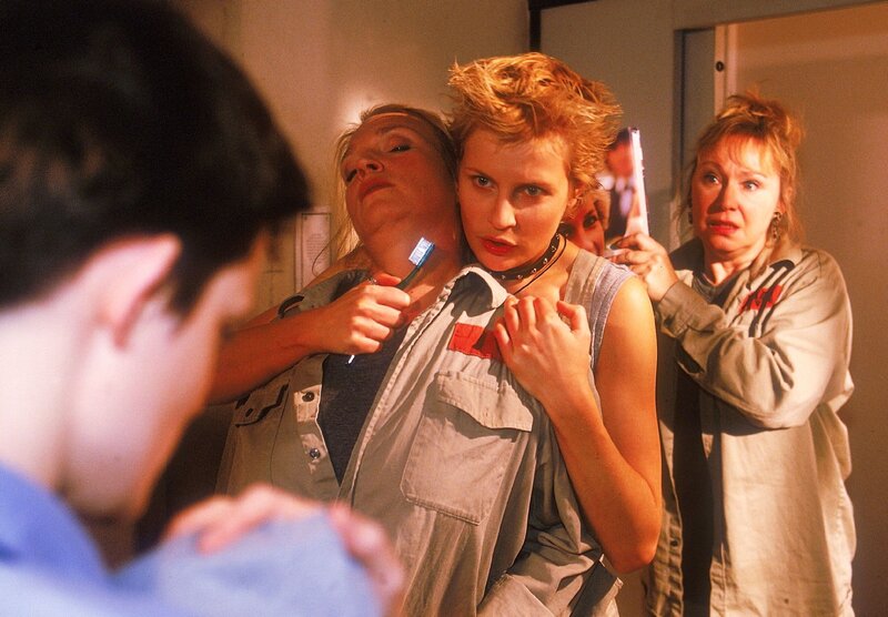 Mareike (Sanna Englund, Mi.) will ihre Schwester Martina (Judith Sehrbrock, li.) zwingen, ihr Baby zu töten und bedroht Simone (Susanne Schlenzig, 2.v.li.). Ilse (Christiane Reiff) pirscht sich von hinten an Mareike an. – Bild: RTL