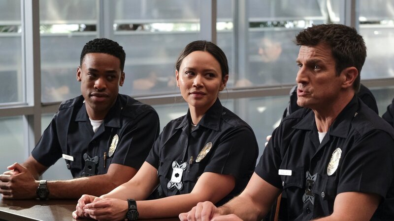 Zum Abschluss ihres praktischen Ausbildungsjahrs beim LA Police Departement werden die Rookies Nolan (Nathan Fillion, r.), Chen (Melissa O’Neil, M.) und West (Titus Making Jr., l.) noch einmal auf die Probe gestellt. – Bild: ZDF
