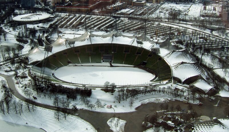 5. September 1972: Palästinensische Terroristen brechen in das Olympische Dorf in München ein. Sie nehmen elf israelische Sportler als Geisel, zwei davon werden getötet. Nach Stunden der Verhandlung führt die Polizei eine verzweifelte Befreiungsmaßnahme durch, die in einer Katastrophe endet. Insgesamt 17 Menschen sterben. Die n-tv Dokumentation untersucht mit Hilfe neuester wissenschaftlicher Methoden alle Fakten und wirft so ein völlig neues Licht auf den Fall, der die Welt erschütterte. – Bild: James Buchanan/​ DARLOW SMITHSON