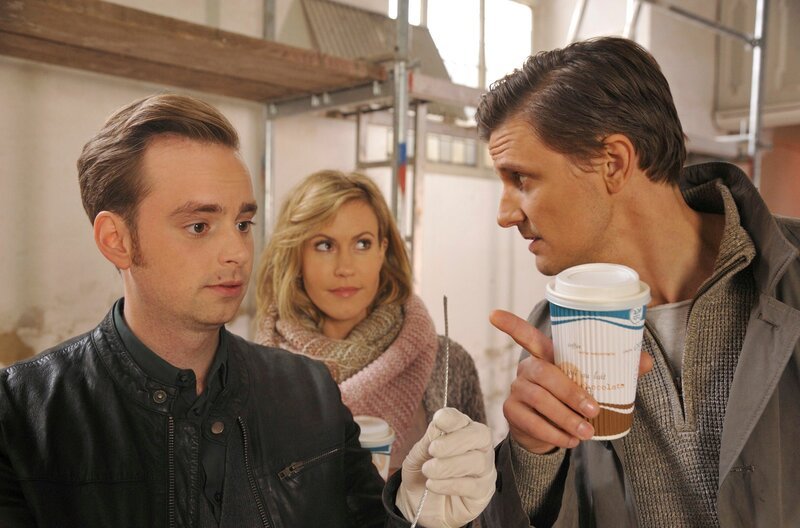 Wolter (Jan Niklas Berg, links) und Klara (Wolke Hegenbarth, Mitte) können von ihrem Vorgesetzten Lauer (Marc Oliver Schulze) noch etwas lernen! – Bild: ARD/​Hardy Spitz