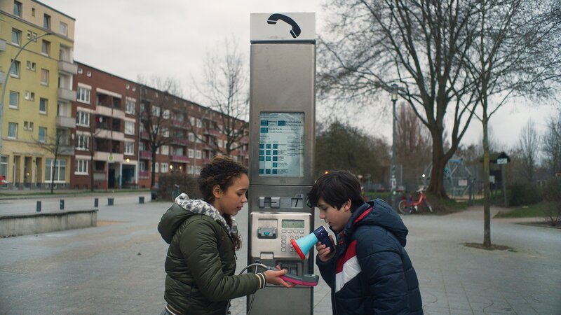 Taara (Josefine Maxima) und Jules (Tibet Held) rufen die Polizei – anonym, versteht sich. – Bild: NDR/​Letterbox