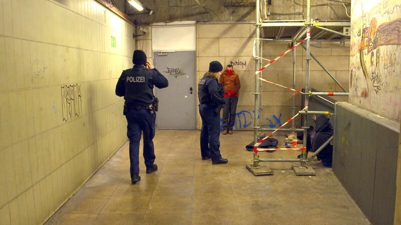 Beamte der Bundespolizei auf Kontrollgang – Bild: RTLZWEI