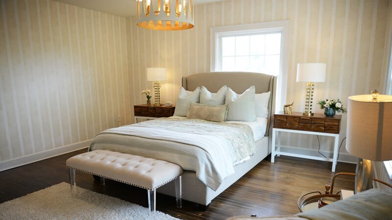 Tamara renoviert den ersten Stock des alten Hauses. Es hat sechs kleine Zimmer und ein Bad. Um das Haus auf den neuesten Stand zu bringen, gestaltet die Haus-Saniererin ein großes Elternschlafzimmer mit Bad en Suite, ein Kinderzimmer mit Bad und ein wunderschönes Arbeitszimmer mit einer einzigartigen Leuchte. Als sie nicht genügend Original-Fliesen retten kann, muss Tamara kreative Lösungen finden. – Bild: HGTV