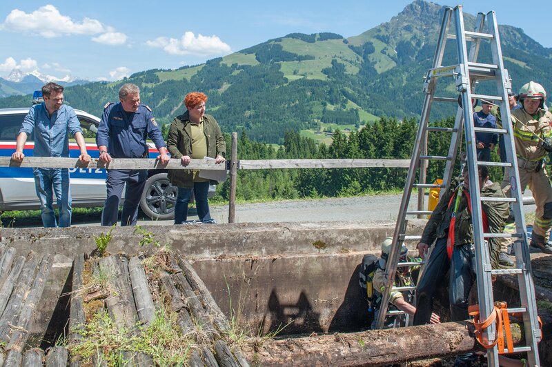 „Soko Kitzbühel“, „Auf gute Nachbarschaft.“ Die Leiche des Sonderlings und Sondlers Erwin Merk wird aus der Güllegrube des Landwirts Karl Pirkner gezogen. Im Bild (v.li.): Lukas Roither (Jakob Seeböck), Kroisleitner (Ferry Öllinger), Dr. Stefanie Löcker (Veronika Polly), Erwin Merk (Rainer Doppler). – Bild: ORF/​Gebhardt Productions/​Stefanie Leo