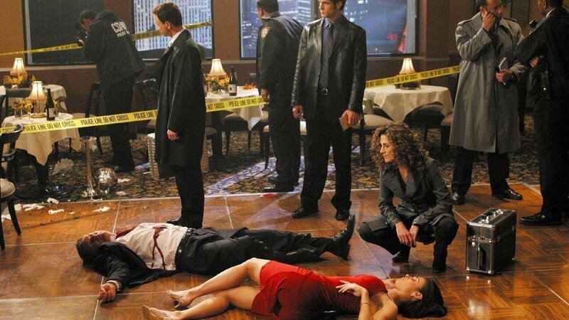 Vor Veröffentlichung eines Untersuchungsberichts werden Stanwyk (Norman Howell) und seine Tanzpartnerin DuBois (Diana R. Lupo) von einem ferngesteuerten Roboter getötet. – Bild: TVNOW /​ CBS