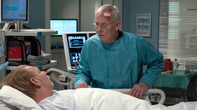 Dr. Ina Schulte (Isabell Gerschke) und Dr. Philipp Brentano (Thomas Koch) haben gerade erfahren, dass Sarah Marquardt und Philipps Frau Arzu mit einer Hochschwangeren im Fahrstuhl stecken geblieben sind. – Bild: MDR/​Saxonia Media/​Rudolf Wernicke