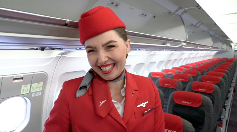 Keine ausländische Airline fliegt so oft nach Frankfurt wie Austrian Airlines. 12 Mal täglich. Die Flugbegleiterinnen servieren in rot: Blazer, Rock, Strümpfe und Schuhe – alles in einer Farbe, seit 20 Jahren. Ein Markenzeichen – mittlerweile weltweit bekannt. – Bild: HR