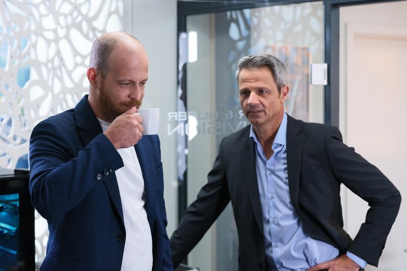 Tobias (Patrick Müller, l.) rät Benedikt (Jens Hajek), offen mit Ringo und Easy über seine Bedürfnisse zu reden. – Bild: RTL /​ Stefan Behrens