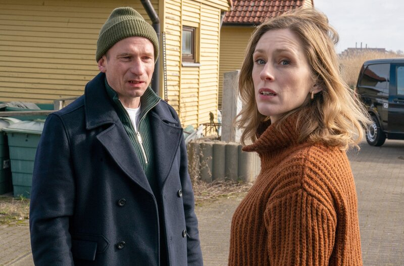 Wieder ein Ermittlerteam – und sogleich haben die beiden einen Mordfall aufzuklären: Ellen Norgaard (Rikke Lylloff) und Rainer Witt (Till Firit). – Bild: NDR/​ARD Degeto Film/​Oliver Feist