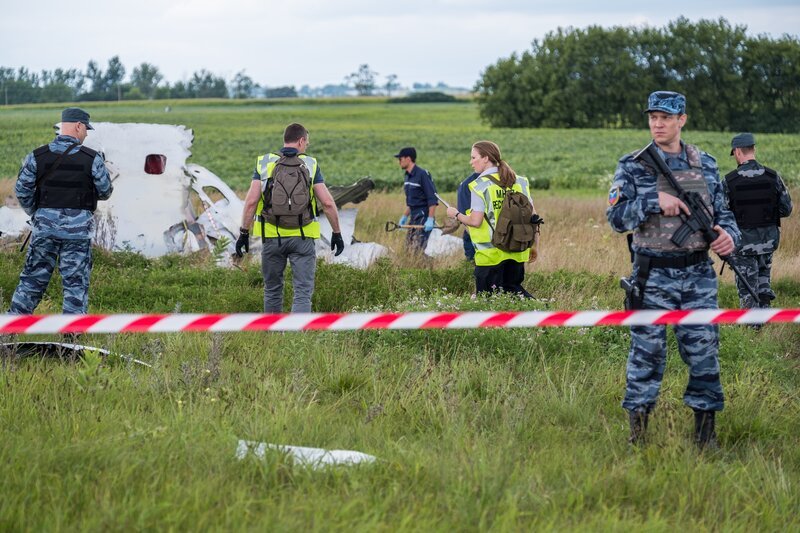 Brantford, Ontario – Der Ermittler Ron Smits (gespielt von Jeff Miller) und seine Assistentin (gespielt von Emily Andrews) untersuchen die Absturzstelle des Malaysian Airlines-Fluges 17 (DSG Photo/​Darren Goldstein) – Bild: Darren Goldstein /​ DSG Photo