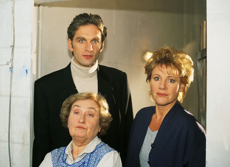 Dr. Schmidt (Walter Sittler), Nikola (Mariele Millowitsch, re.) und die Hausmeisterin Frau Dübel (Ruth Brück) erwischen Peter und Schmidts Nichte beim Knutschen … – Bild: RTPL /​ RTLplus