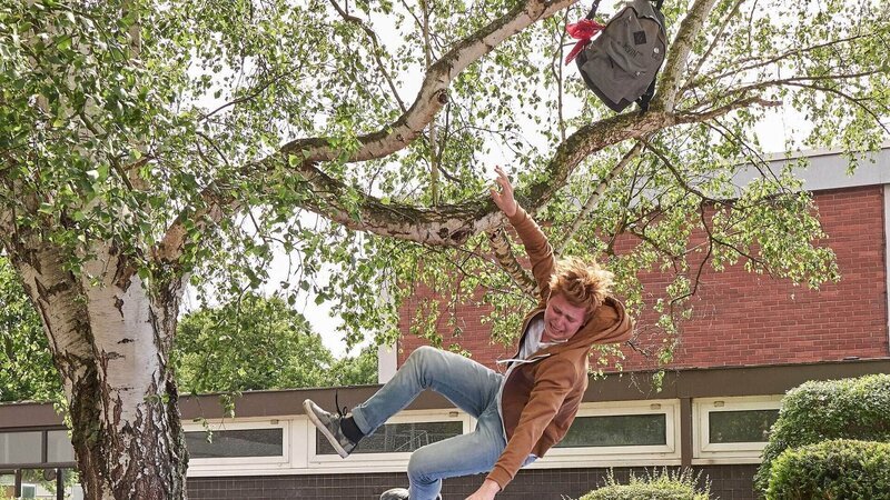 Außenseiter Kevin (Moritz Klaus) wurde von seinen Mitschülern mal wieder verarscht. Als er versucht seine Tasche vom Baum zu holen, stürzt er in den unter dem Baum parkenden Smart von Karin. – Bild: TVNOW /​ Frank Dicks