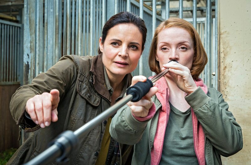 Die erste gemeinsame OP: Tierärztin Dr. Mertens (Elisabeth Lanz, links) und Assistenz-Tierärztin Rebecca (Janina Stopper) betäuben einen Tiger. – Bild: ARD/​Steffen Junghans