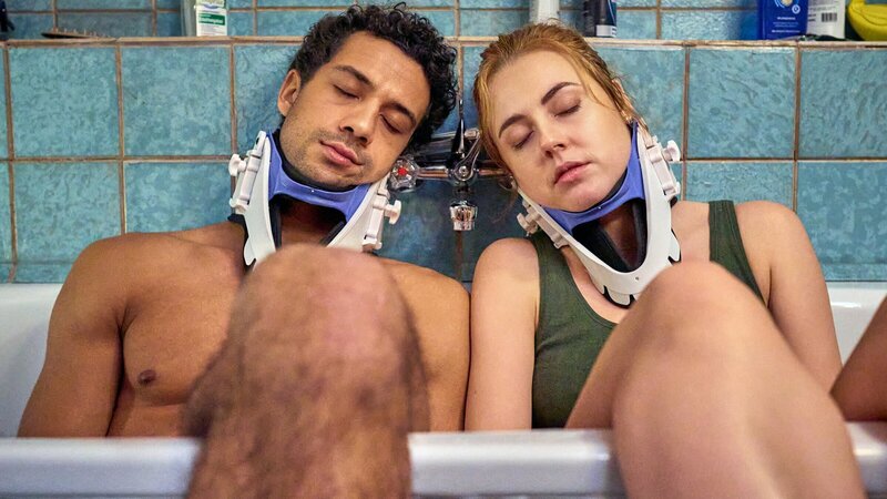 Yannik (Rojan Juan Barani, l.) und Caro (Meriel Hinsching, r.) hatten auf der Kirmes einen Unfall. Auf ärztlichen Rat versuchen die beiden vergeblich, wach zu bleiben. – Bild: ZDF und Frank Dicks