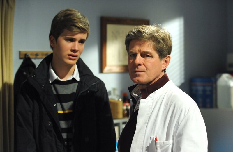 Roland hat herausgefunden, wer der Empfänger von Patricks Briefen ist. Von links: Patrick Westenrieder (Lucas Bauer) und Roland Bamberger (Horst Kummeth). – Bild: BR/​Marco Orlando Pichler