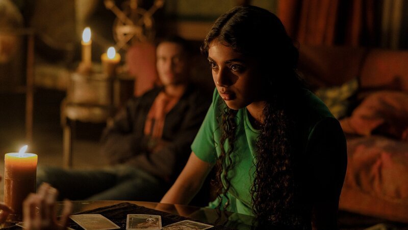 Grant (Adain Bradley) und Paige (Avantika) lassen sich ihr Horoskop legen. – Bild: Sony Pictures Grant (Adain Bradley) und Paige (Avantika) lassen sich ihr Horoskop legen. – Bild: Sony Pictures
